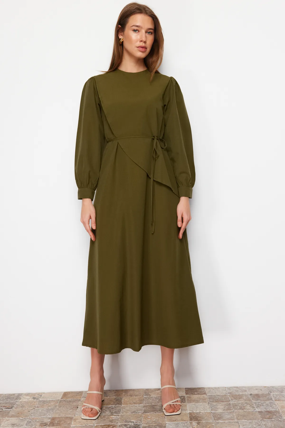 Trendyol Modest  Khakifarbenes, geschlitztes Kleid aus gewebter Baumwolle mit Gürtel vorn TCTSS23EB00360