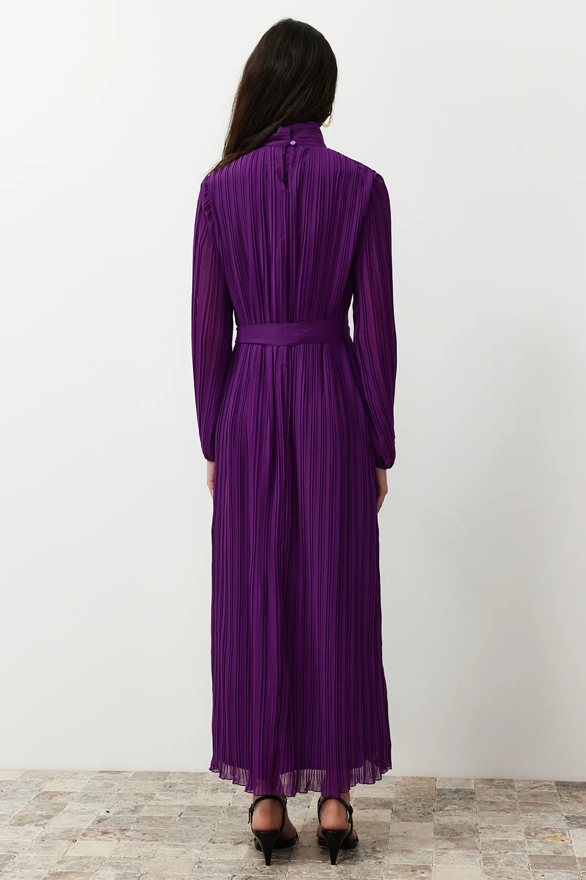 Trendyol Modest  Lila plissiertes, gewebtes, gefüttertes Chiffonkleid TCTSS24DB00040