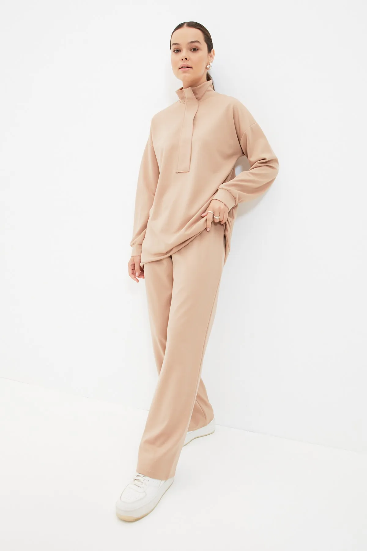 Trendyol Modest  Kamelfarbenes Strick-Trainingsanzug-Set mit Stehkragen TCTAW22EN0024