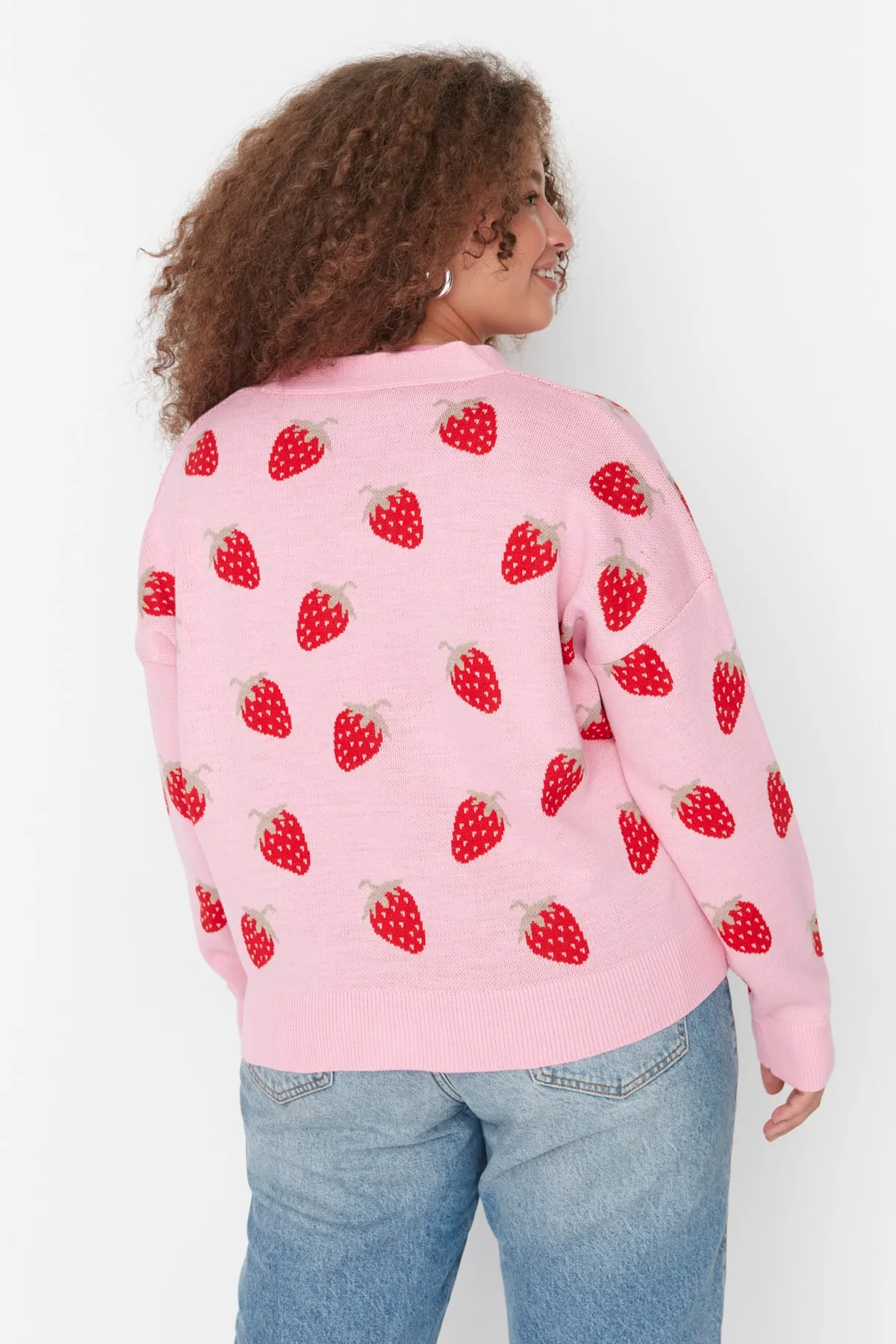 Trendyol Curve  Rosa, kurze Strickjacke mit V-Ausschnitt und Erdbeermuster