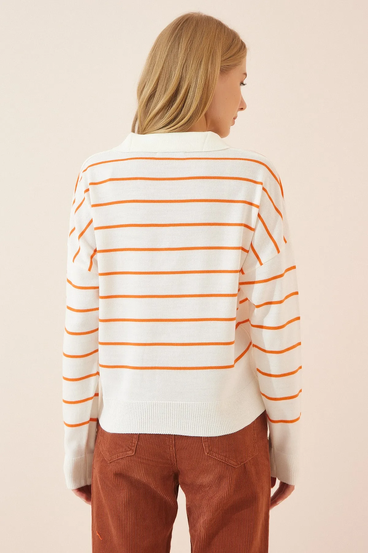 Happiness İstanbul  Orangefarbener, ecrufarbener, gestreifter Polokragen-Strickpullover für Damen BV00012