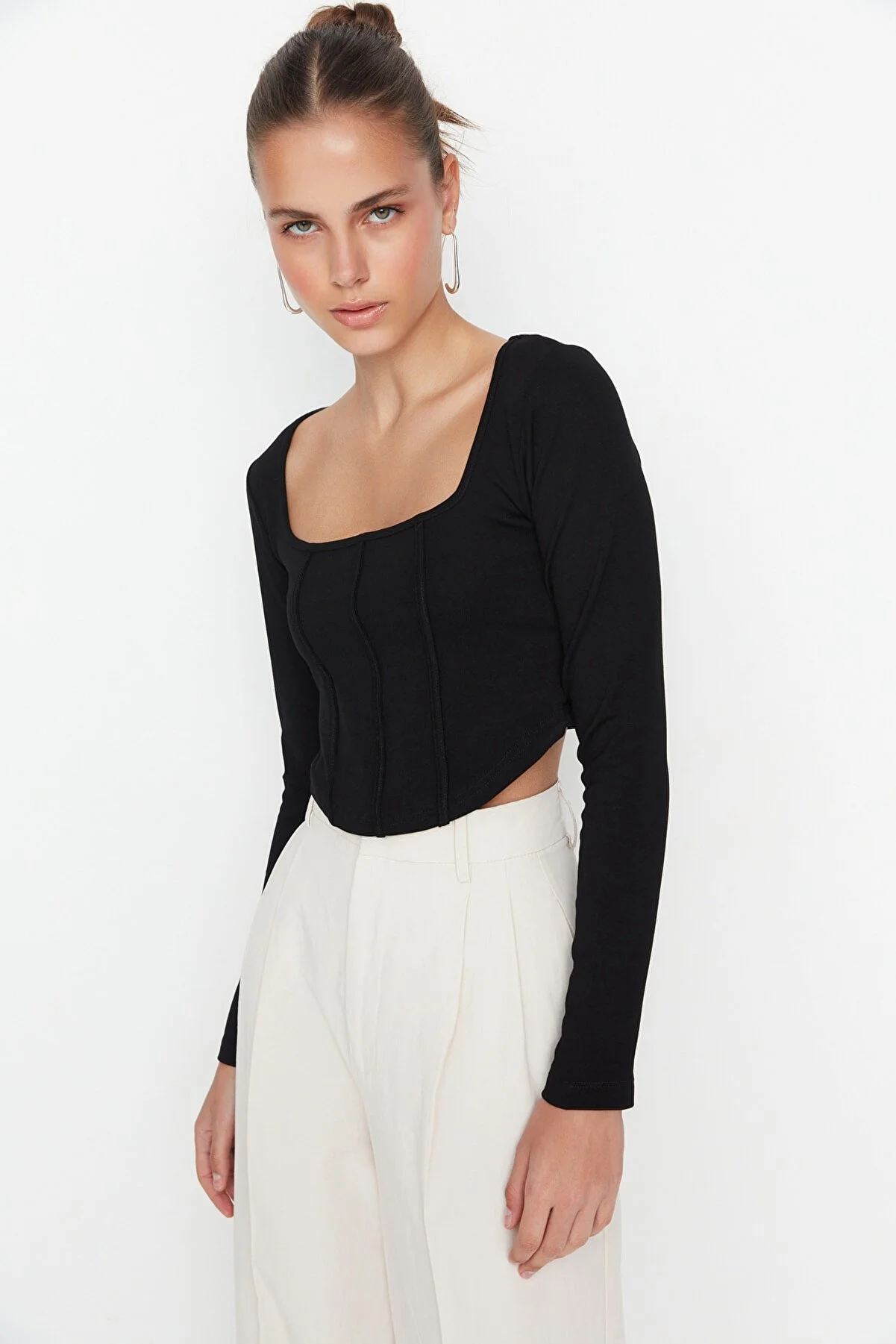 Trendyol Collection  Schwarze Paspelierung, detaillierte, eng anliegende Interlock-Strickbluse mit quadratischem Ausschnitt TWOAW23BZ00151
