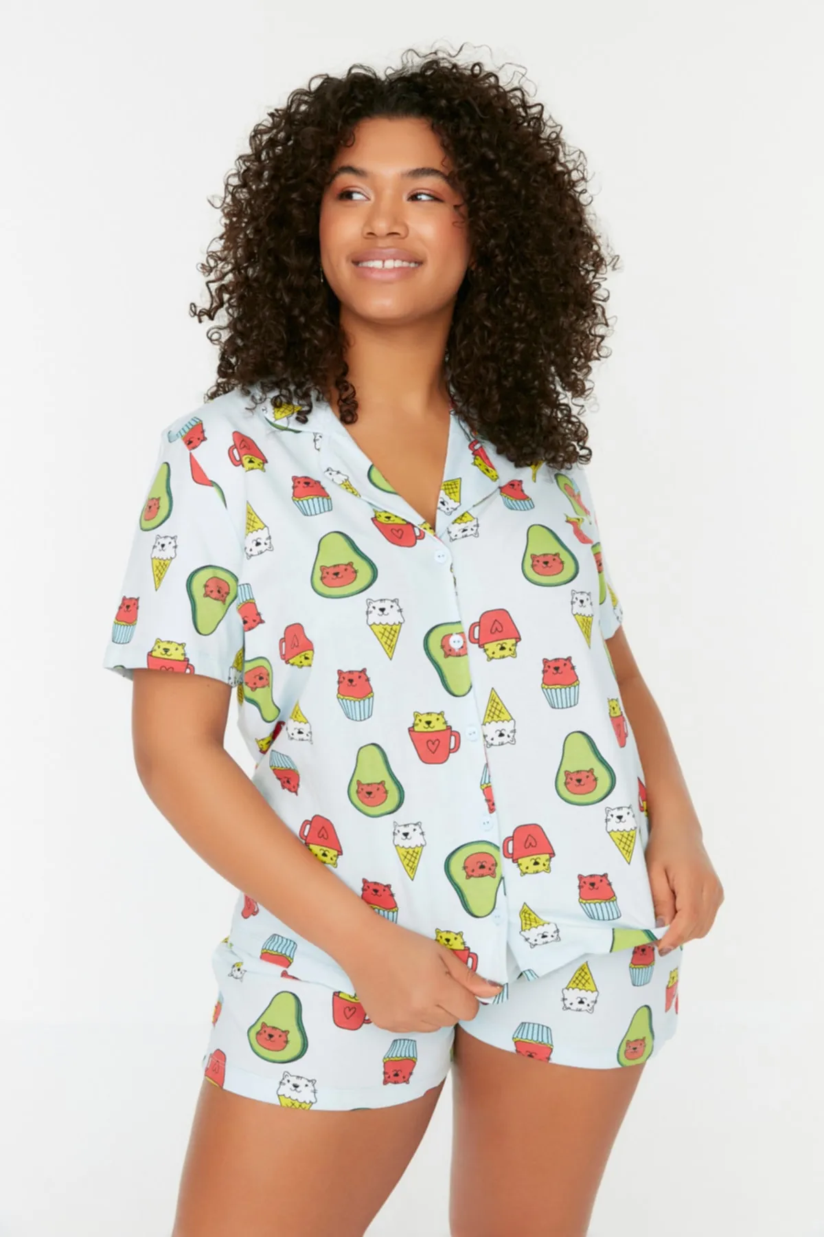 Trendyol Curve  Blaues bedrucktes Pyjama-Set aus Strick mit Knöpfen TBBSS22PT0707