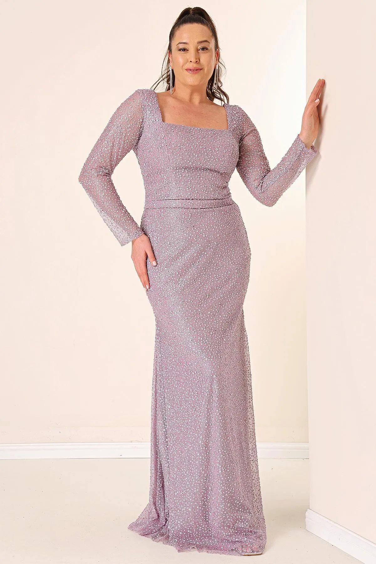 By Saygı  Langes Kleid mit quadratischem Ausschnitt und gefüttertem Schnitt mit Juwelen