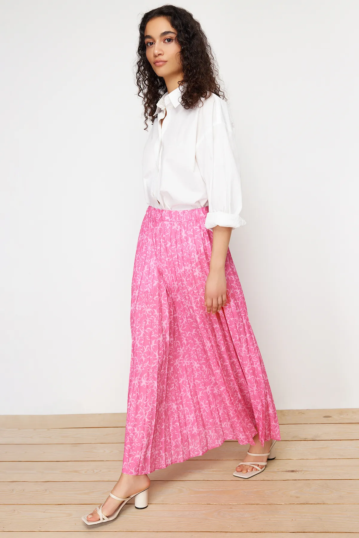 Trendyol Modest  Fuchsiafarbener, floral gemusterter, plissierter, gewebter Rock mit elastischem Bund TCTSS23EE00018