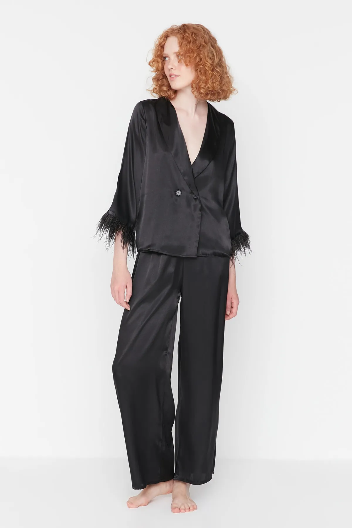 Trendyol Collection  Gewebtes Pyjama-Set aus Hemd und Hose aus Satin mit schwarzen Federn und detaillierten Details THMAW23PT00086