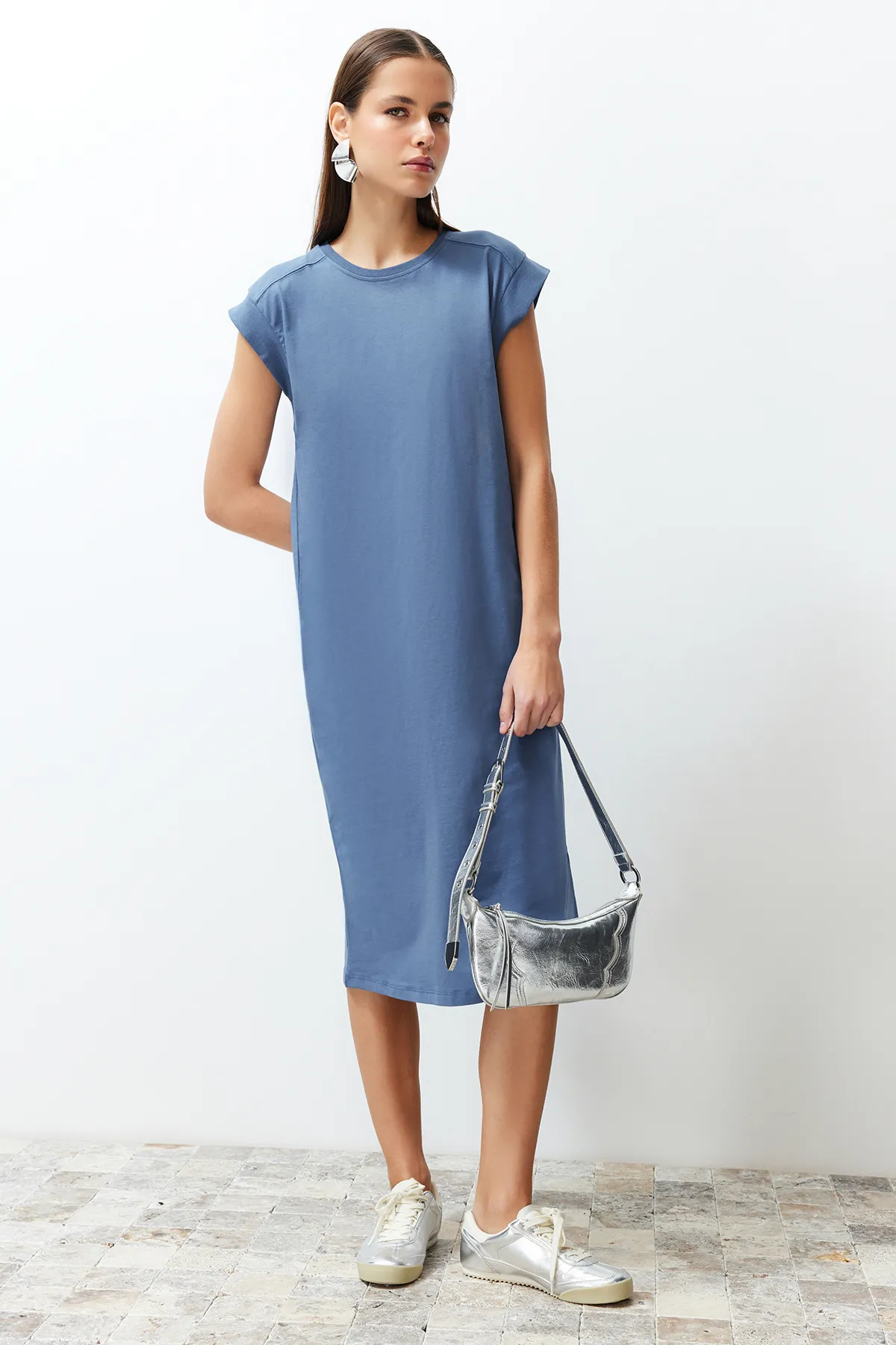 Trendyol Collection  Indigofarbenes, schlichtes T-Shirt-Kleid aus 100 % Baumwolle mit Mondärmeln, Shift-/Bequem geschnittenes Midi-Midikleid TWOSS24EL00126