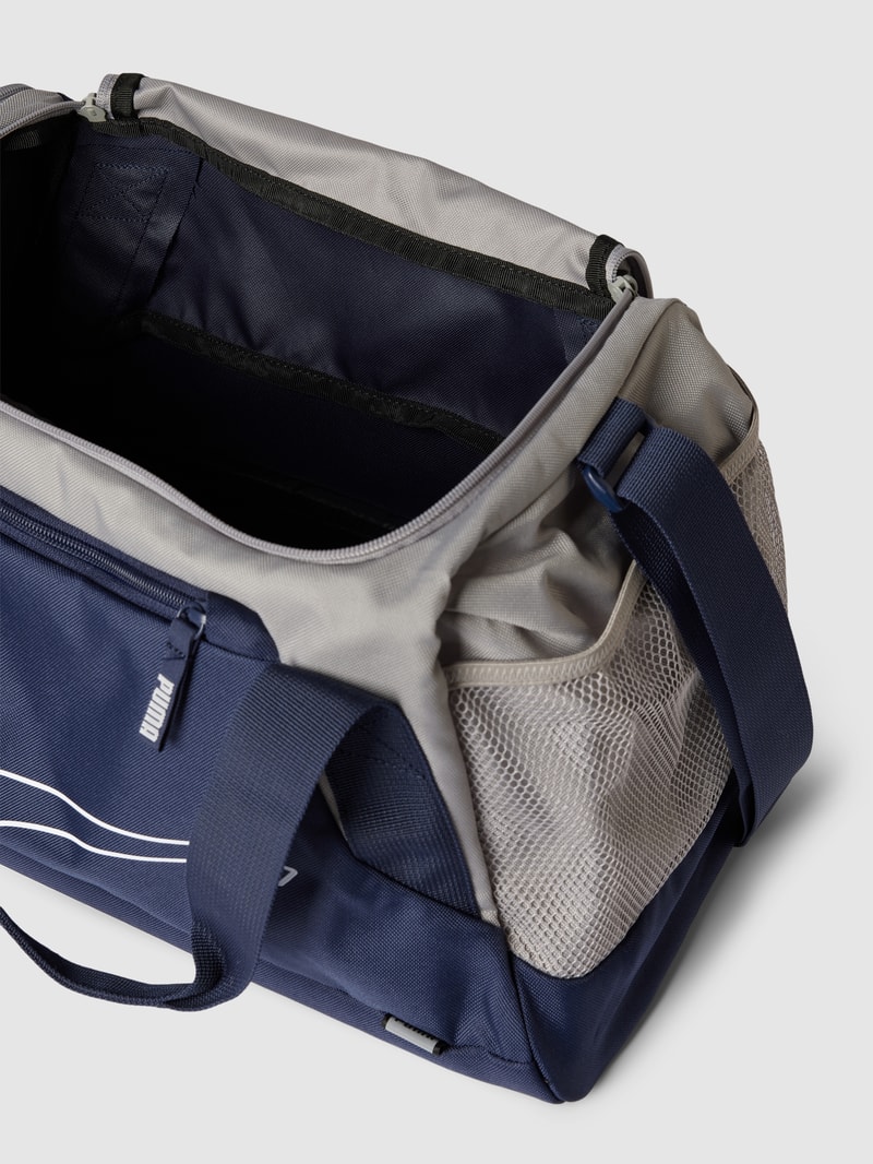 Sporttasche mit Label-Detail in marineblau