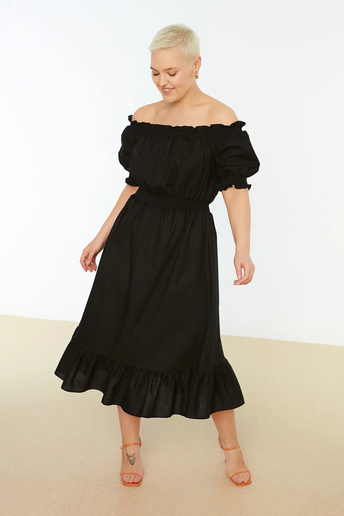 Trendyol Curve  Schwarzes gewebtes Kleid mit gerafftem Carmenkragen TBBSS22EL1633