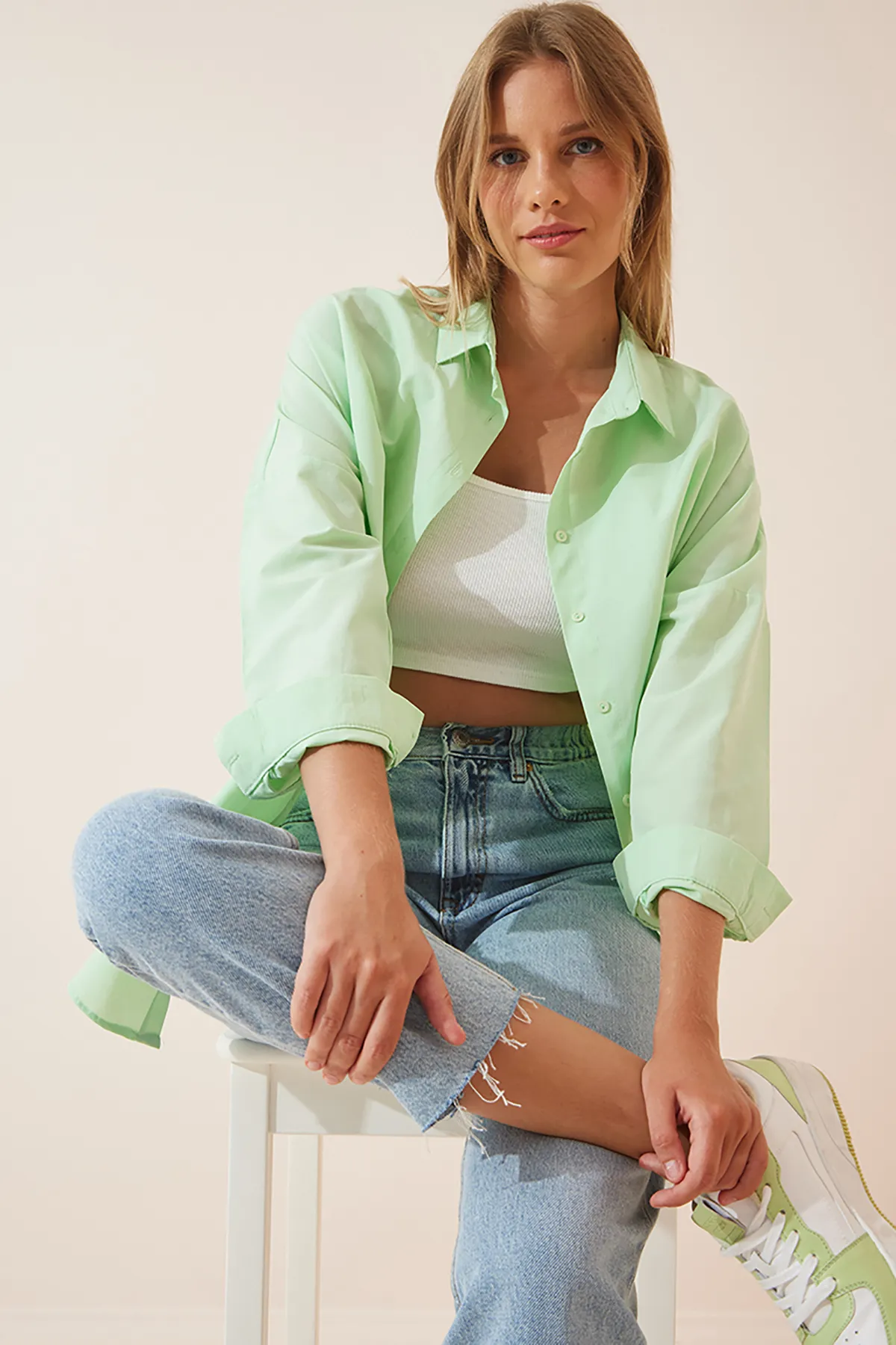 Happiness İstanbul  Hellgrünes, langes Oversize-Basic-Shirt für Damen DD00842
