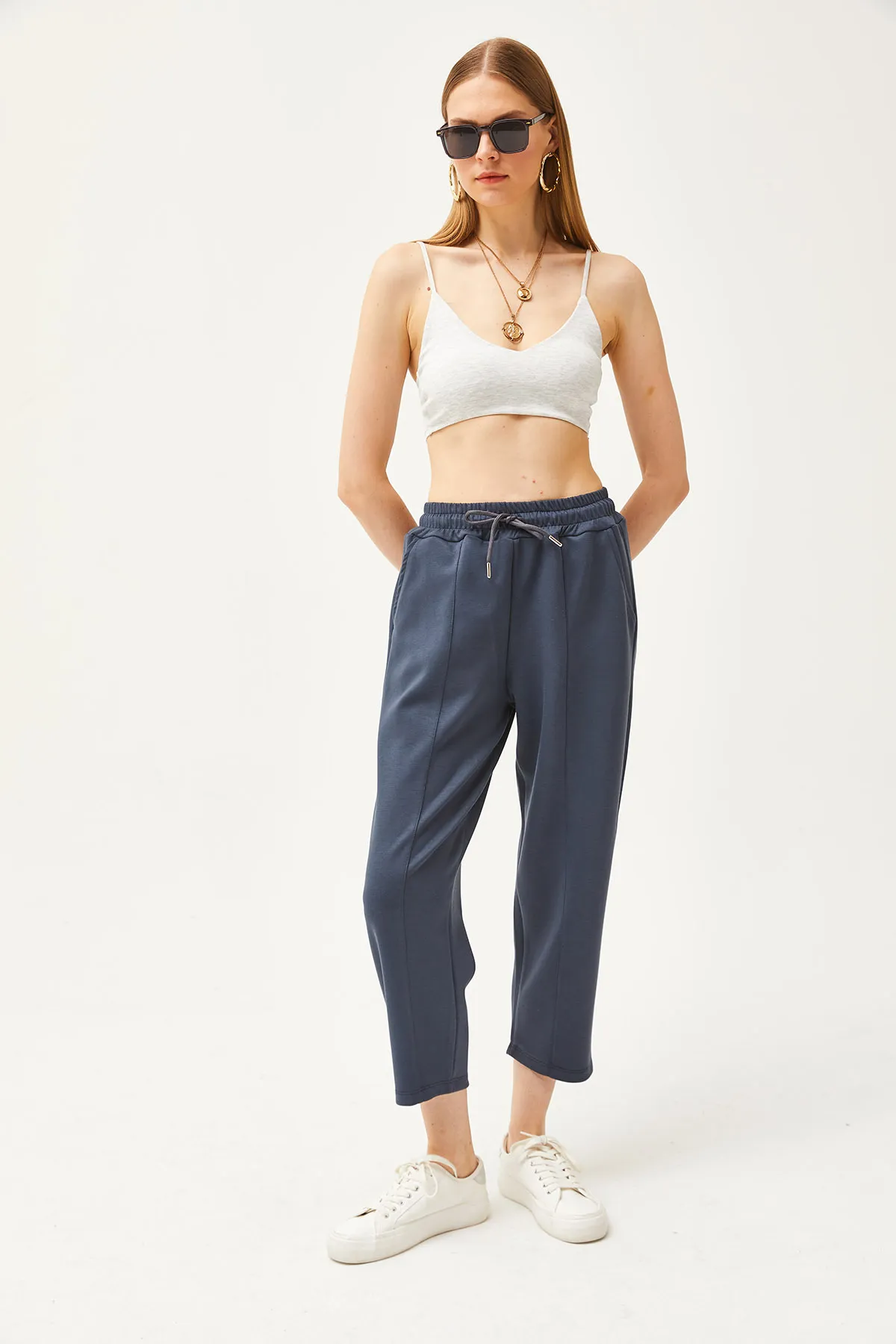 Olalook  Anthrazitfarbene, weich strukturierte Modal-Jogginghose für Damen mit Taschennähten EŞF-00000069