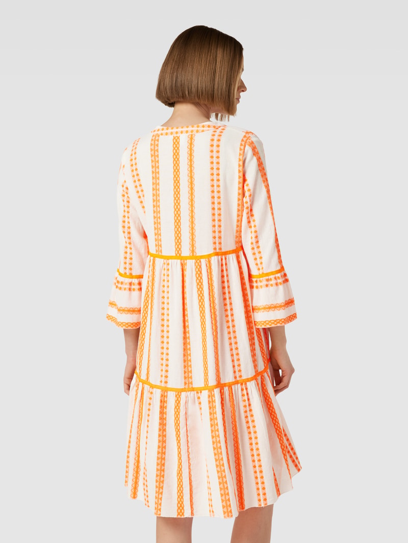 Knielanges Kleid mit Streifenmuster Modell 'Neon' in neon orange