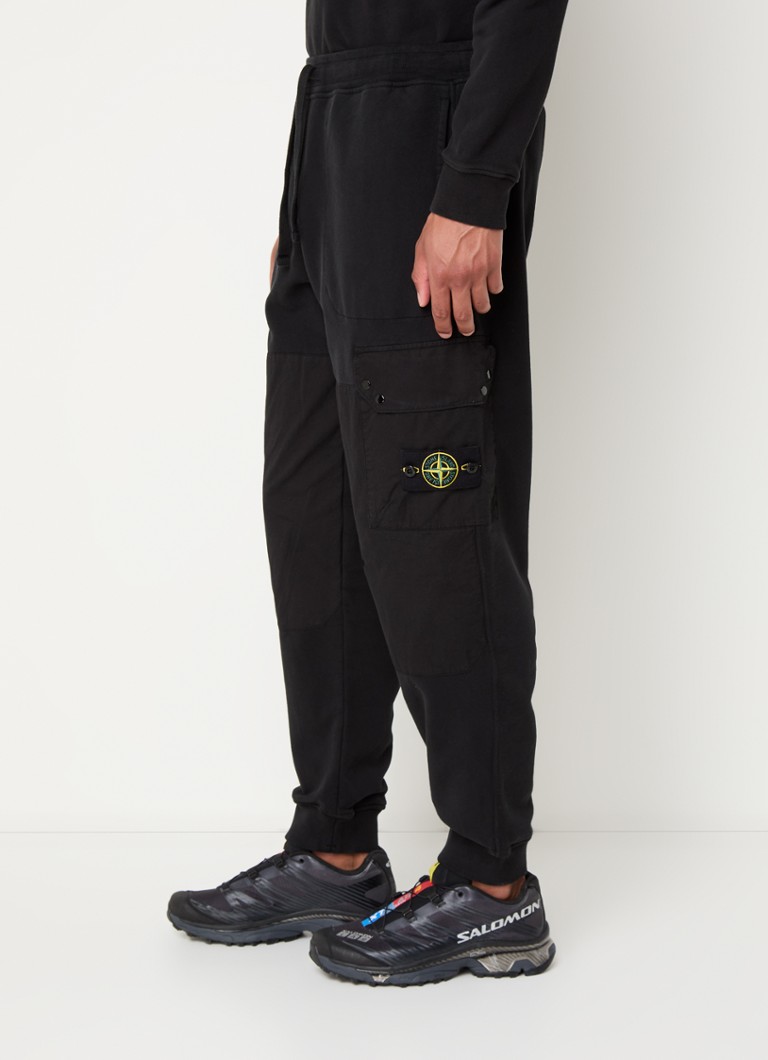 Pantaloni de trening Stone Island 64020 Tapered cu buzunar cu valvă și logo