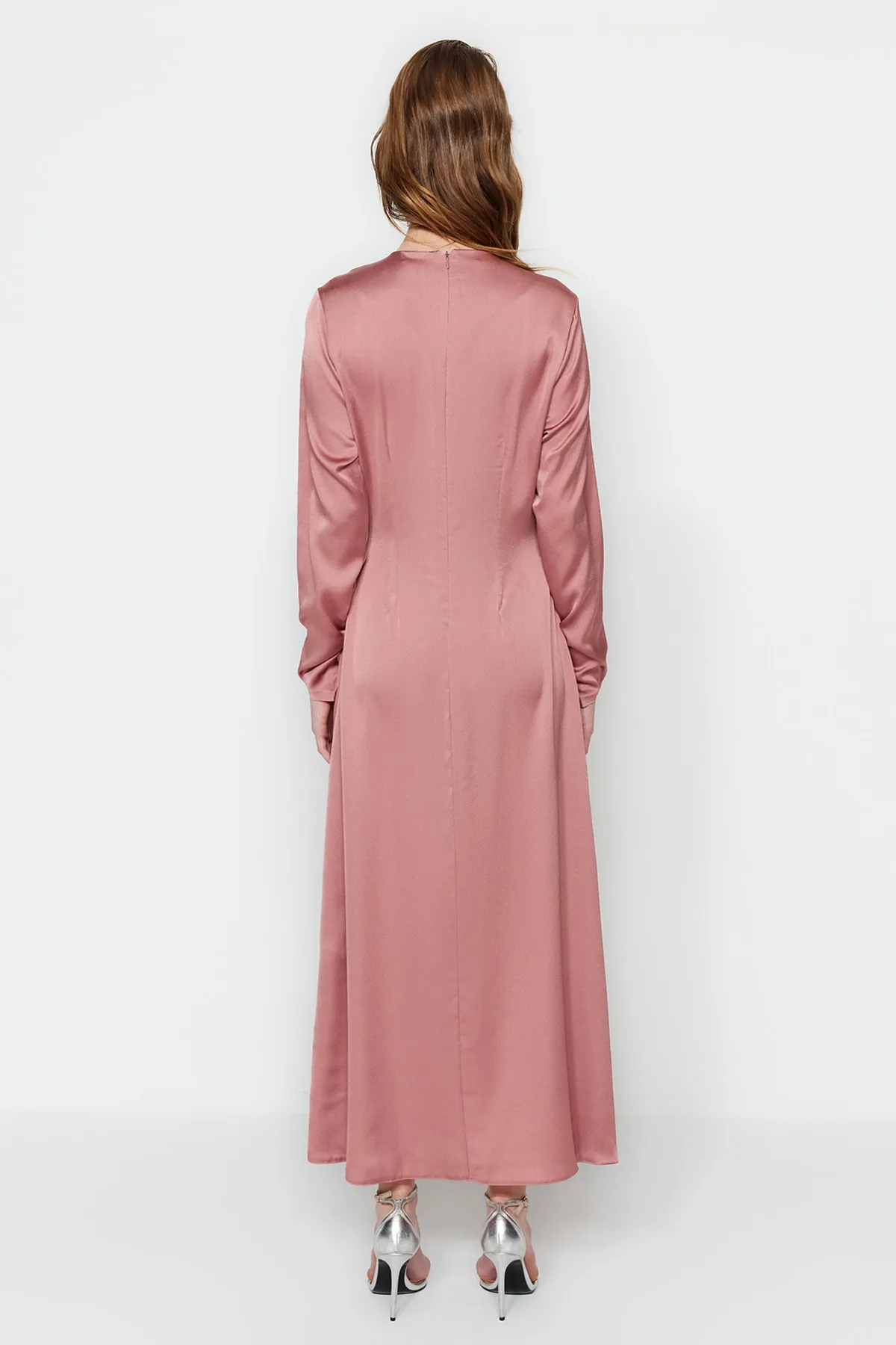 Trendyol Modest  Abendkleid aus Satin mit getrockneten Rosen und Raffungen TCTSS23DB00012