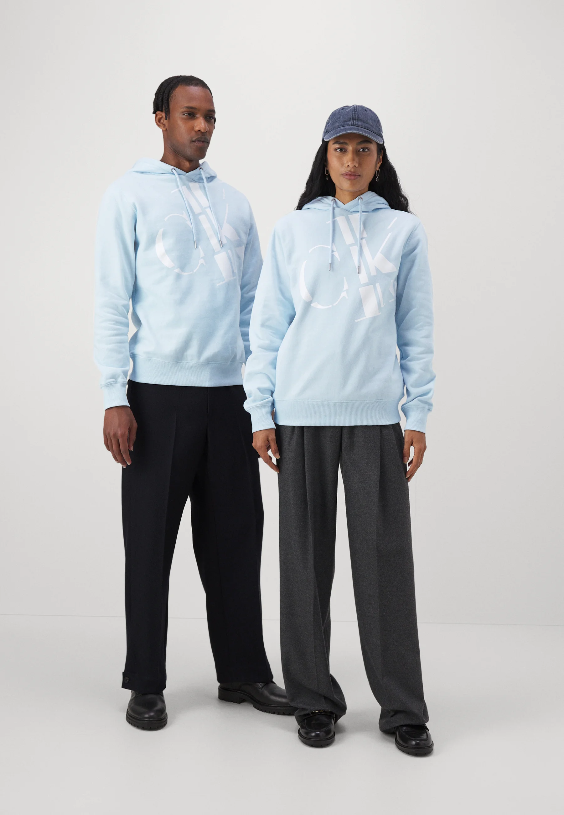 Sudadera con capucha Calvin Klein Jeans Regular con logotipos dispersos, unisex