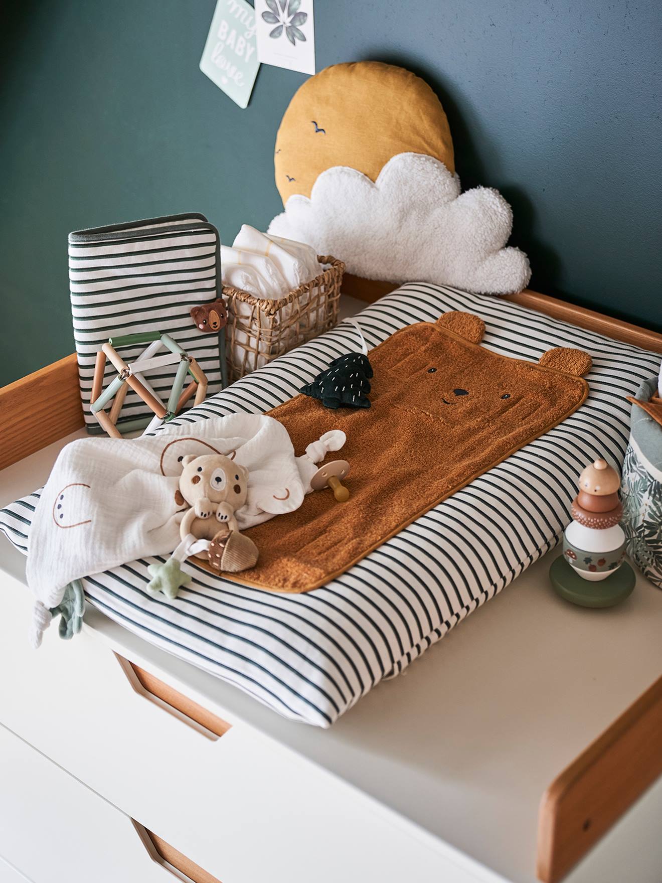 Vertbaudet Baby Wickelauflage-Set GRÜNER WALD, personalisierbar - wollweiß gestreift/bär