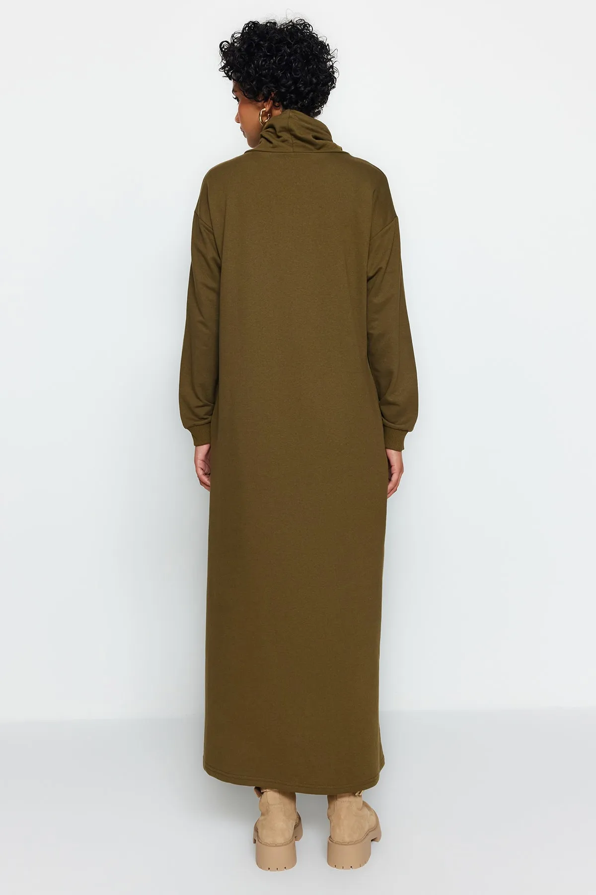 Trendyol Modest  Khakifarbenes Maxi-Strickkleid mit Degaje-Kragen und Spitzendetail TCTSS22EB0132