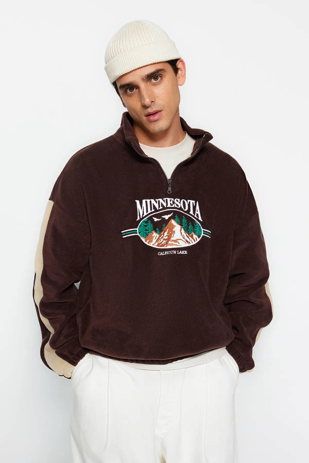 Trendyol Collection  Braunes Unisex-Sweatshirt aus Fleece mit City-Stickerei in Übergröße/weitem Schnitt und Stehkragen TMNAW24SW00034
