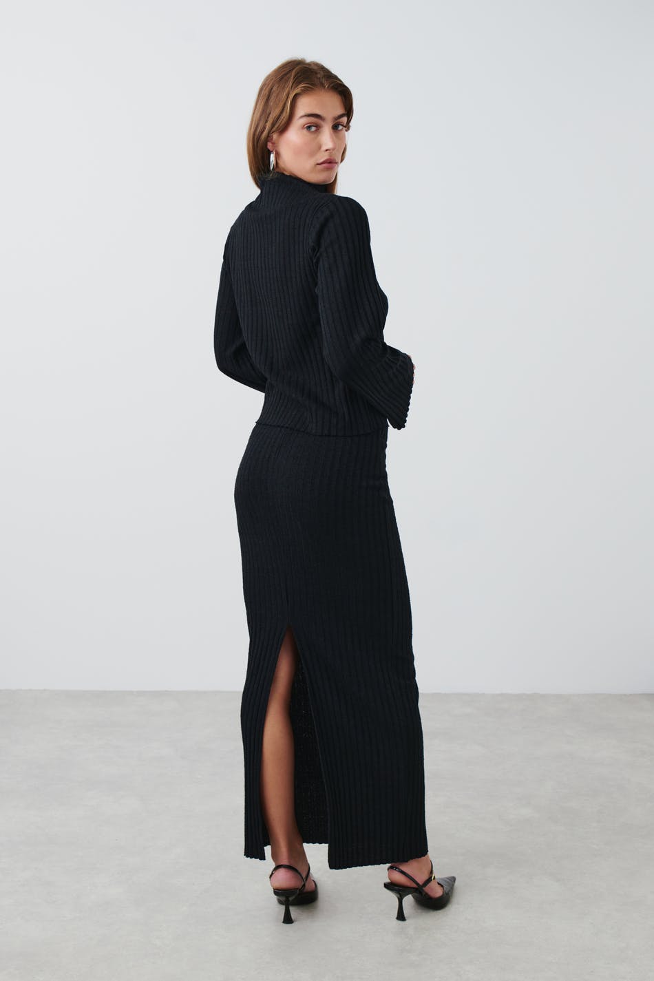 Rib slit skirt