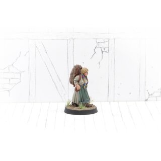 Townsfolk Miniatures - Nordic Woman With Baggage