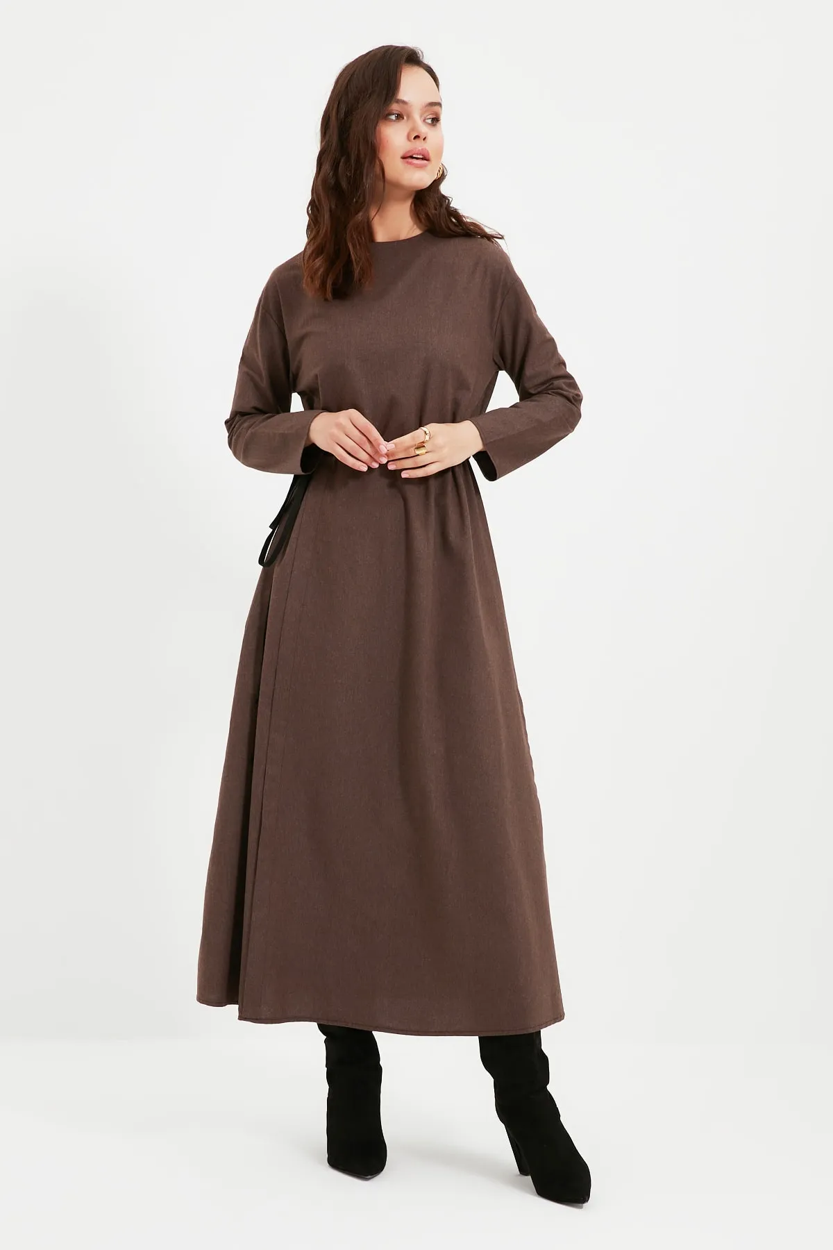 Trendyol Modest  Braunes gewebtes Kleid mit Rundhalsausschnitt und seitlicher Schleife TCTAW22EB0010