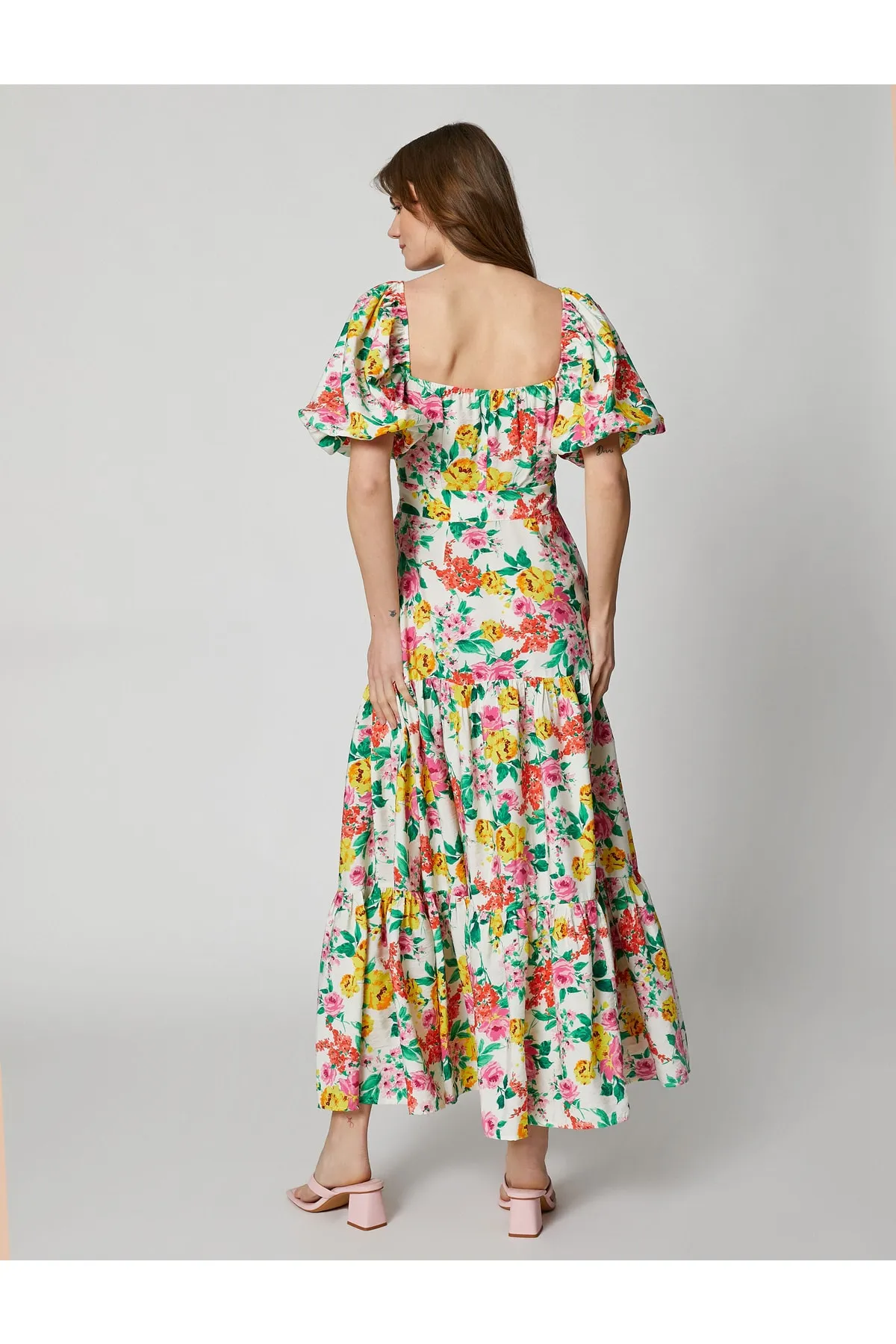 Koton  Langes Damenkleid mit quadratischem Kragen, Ballonärmeln und Blumenmuster 3sak80257ew