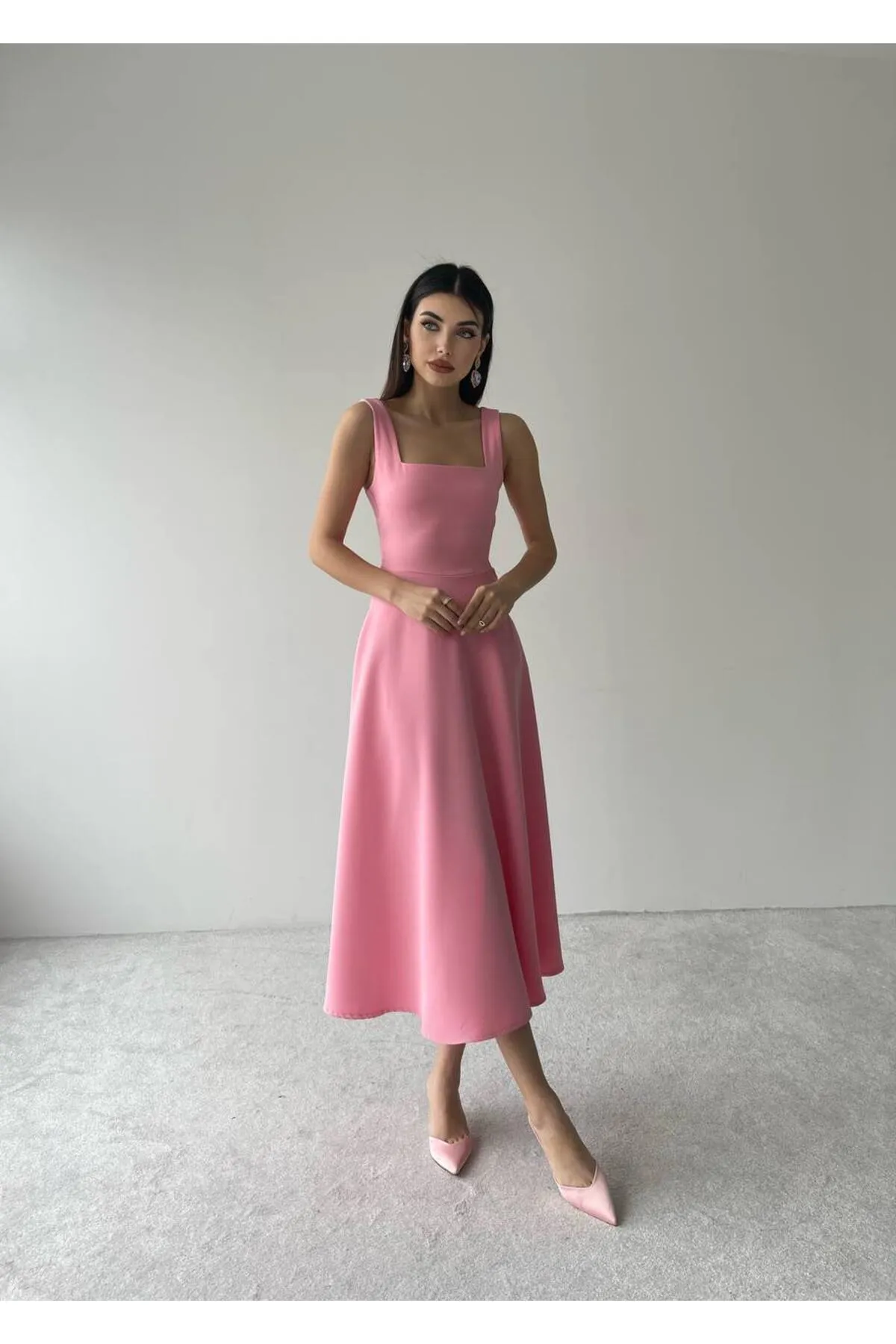 SONREİR  JESICA-KLEID MIT DICKEN TRÄGERN UND QUADRATISCHEM YEKA-DETAIL