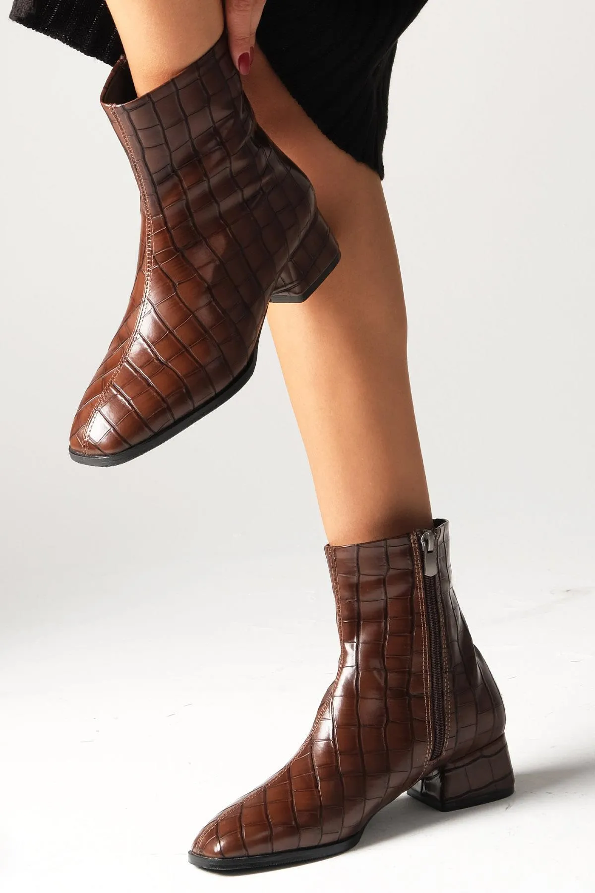 Mio Gusto  Alexia Brown Damen-Stiefel mit Absatz und Krokodilmuster, dünnem Fellfutter und stumpfer Spitze