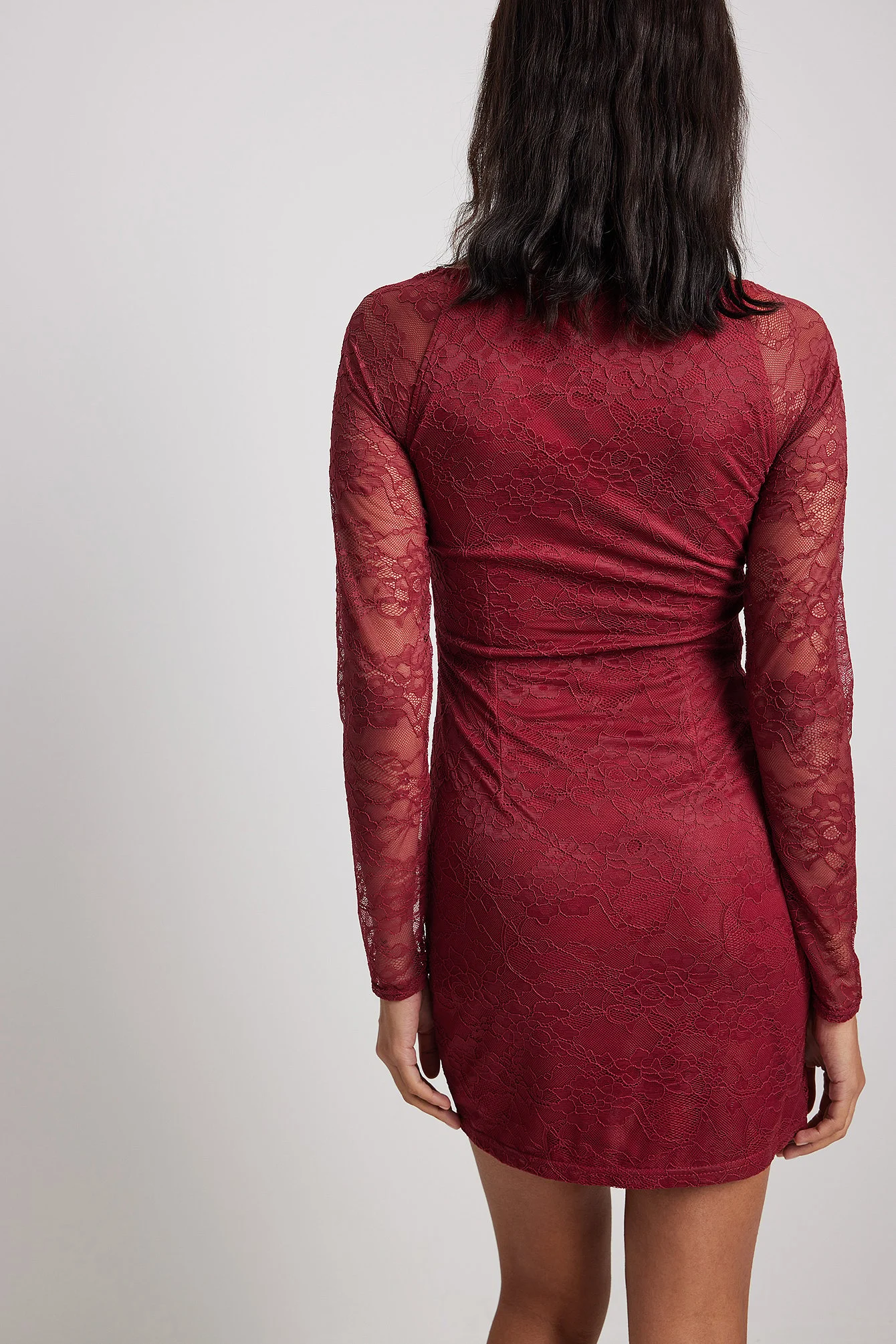 Langärmeliges Minikleid aus Spitze