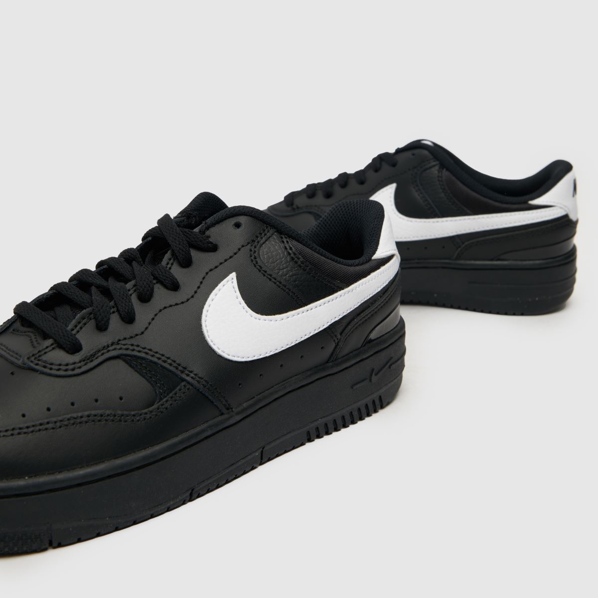 Nike Gamma Force – Svarta och vita träningsskor