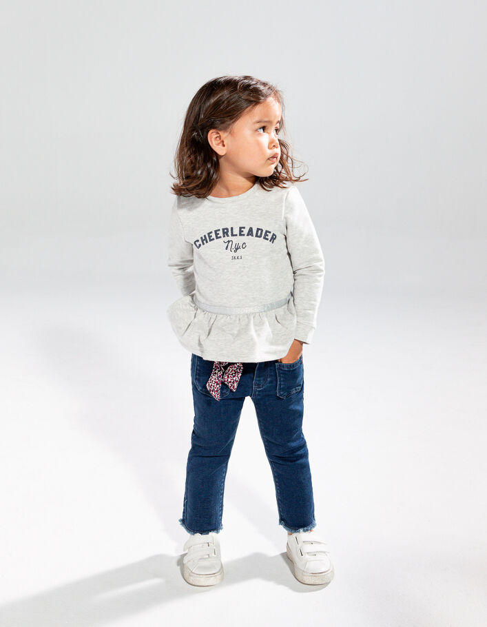 Jean bleu bas frangés et ceinture-foulard bébé fille
