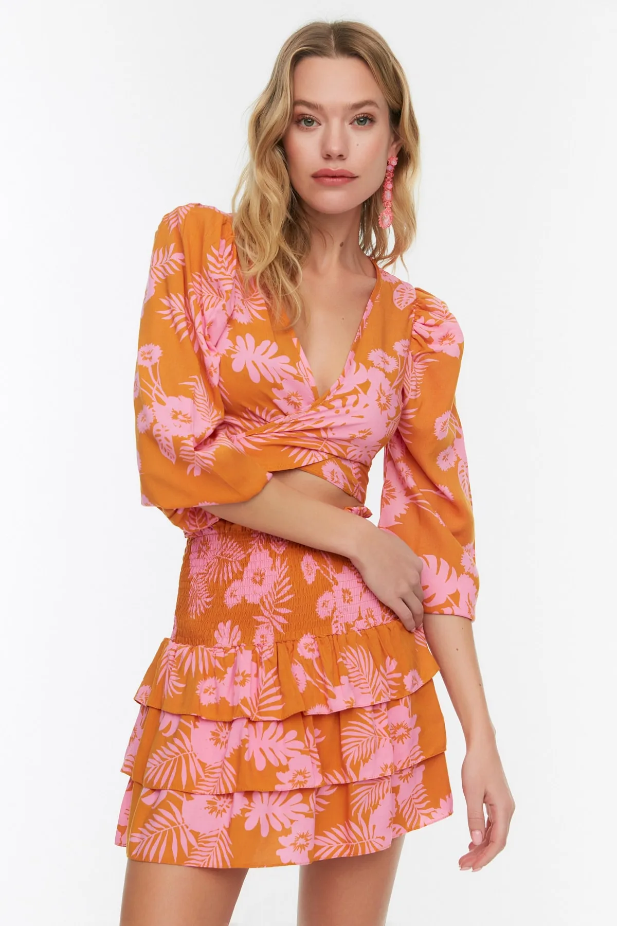 Trendyol Collection  Set aus Strandoberteil und -unterteil mit Blumenmuster in OrangeTBESS20AU0033
