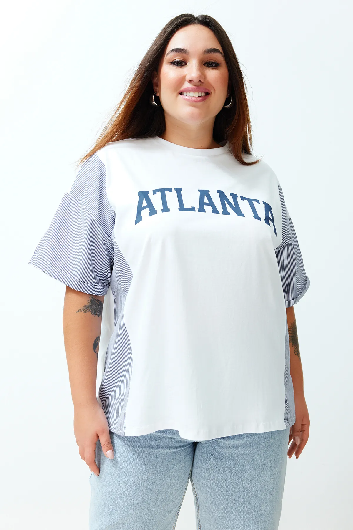 Trendyol Curve  Weißes, gestreiftes, bedrucktes Oversize-Strick-T-Shirt TBBSS24BF00017