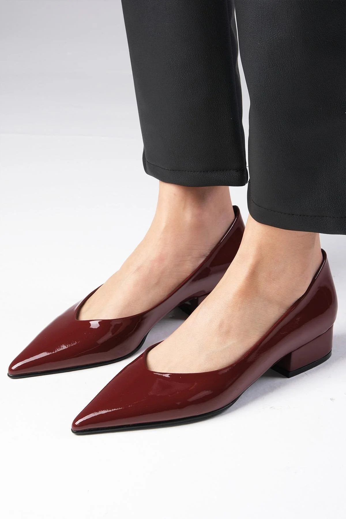Mio Gusto  Marie Burgunderrote Lackleder-Damenschuhe mit kurzem Absatz