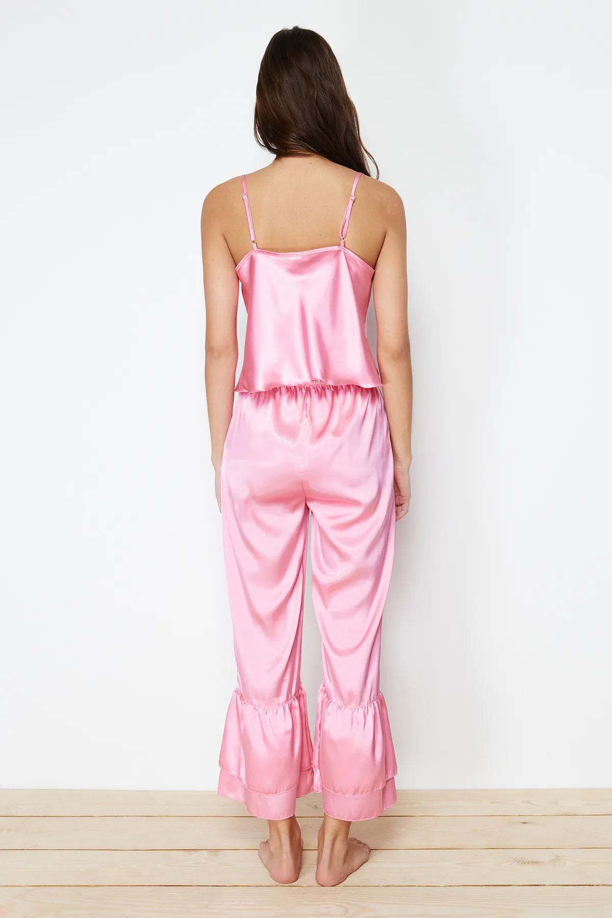Trendyol Collection  Rosa Pyjama-Set aus Capri-Satin mit Schwungrad-Details und Seilriemen THMSS24PT00014