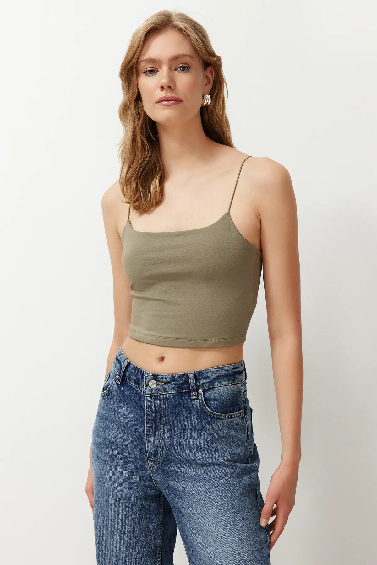 Trendyol Collection  Schwarz-weiß-mehrfarbiges, eng anliegendes, bauchfreies, dehnbares Strick-Tanktop mit Spaghettiträgern TWOSS24AL00051