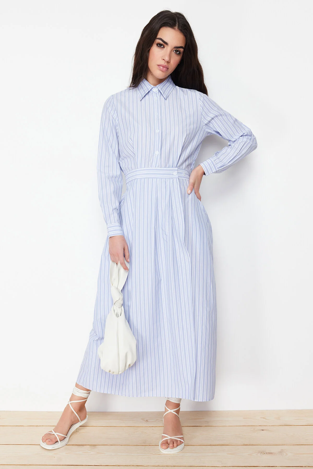 Trendyol Modest  Blaues, gewebtes Kleid mit Hemdkragen und Streifen TCTSS24EB00078