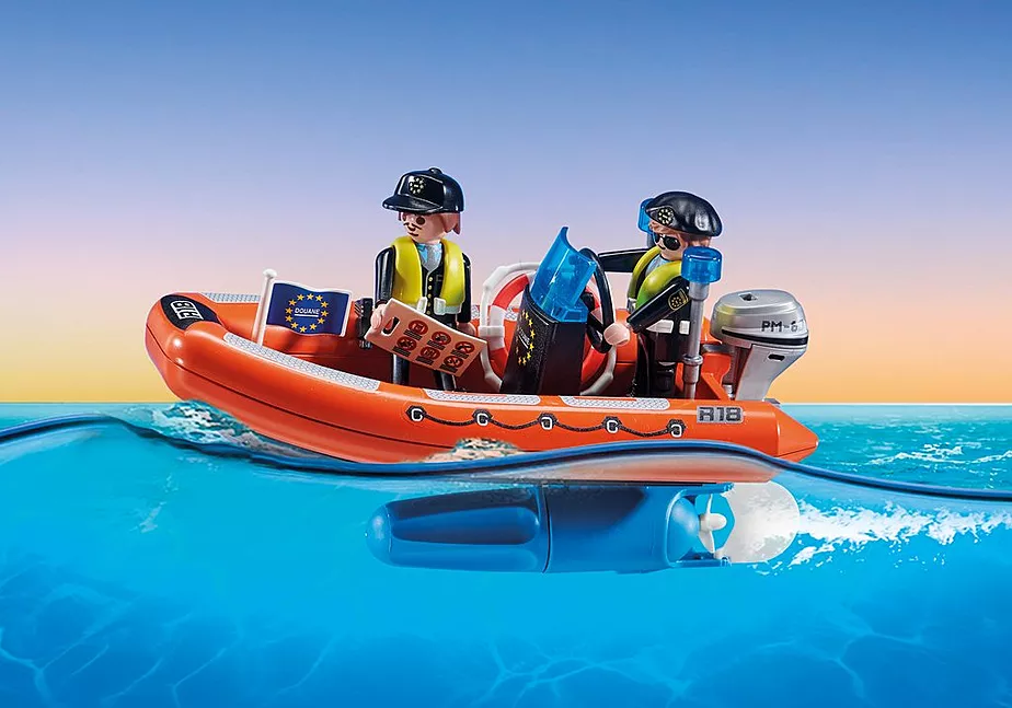 Gro&szlig;es Containerschiff mit Zollboot