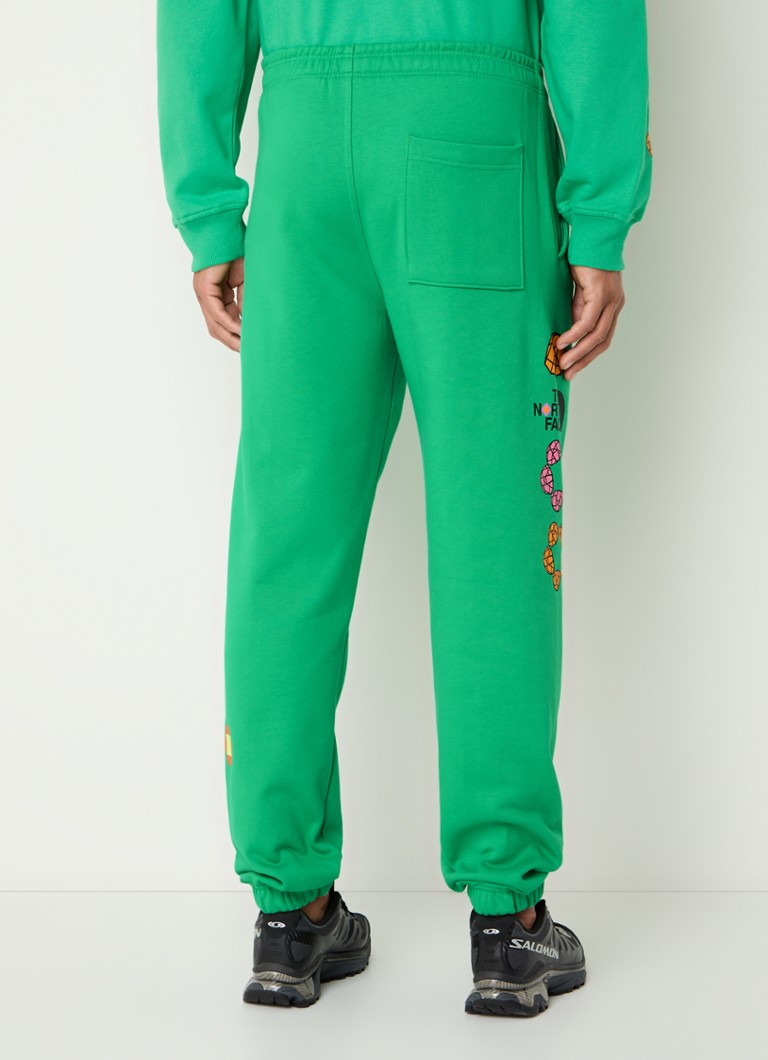 Pantaloni de trening slim fit The North Face TNF x Yinka Ilori cu imprimeu logo