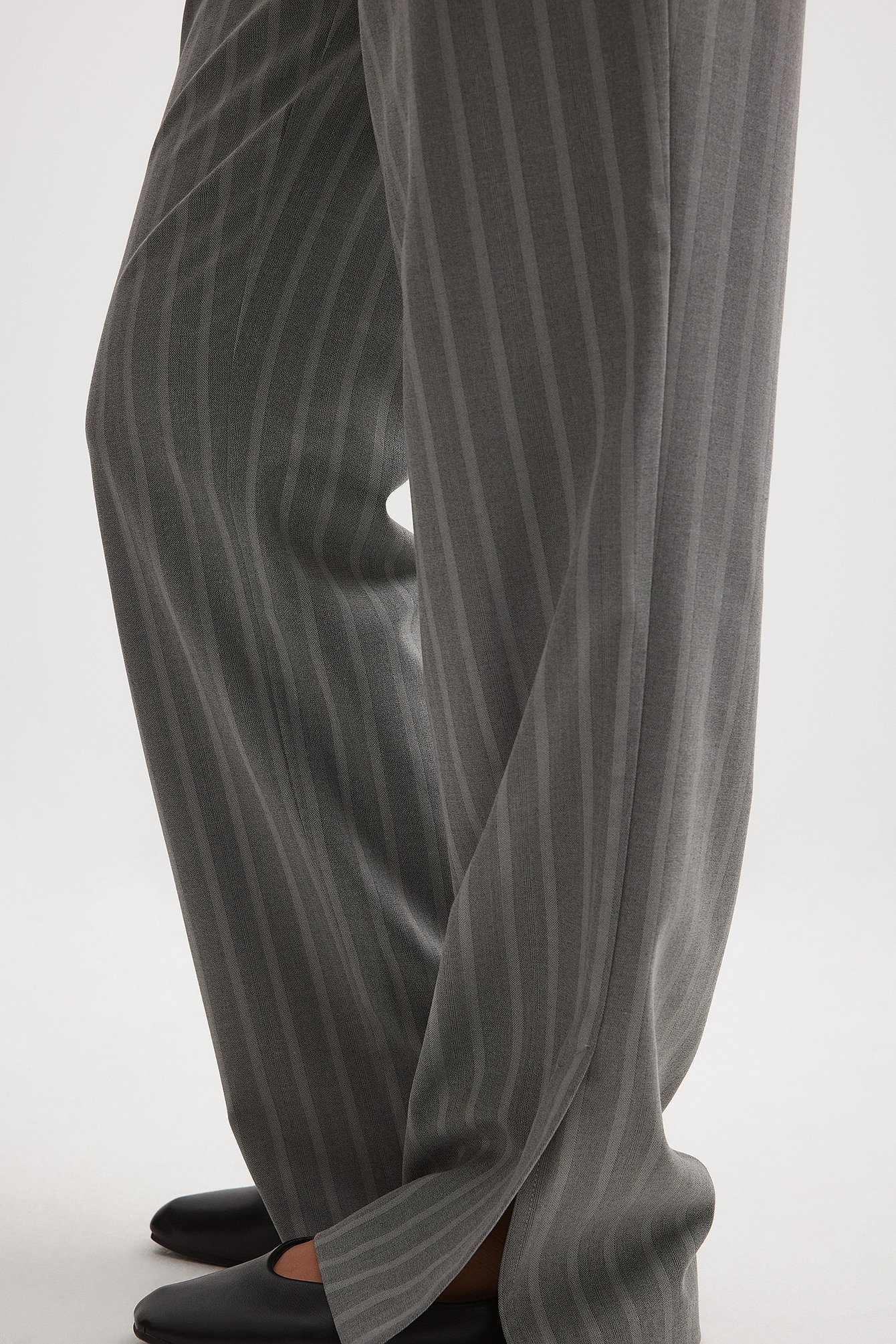 Gestreifte Hose mit hoher Taille und Schlitz