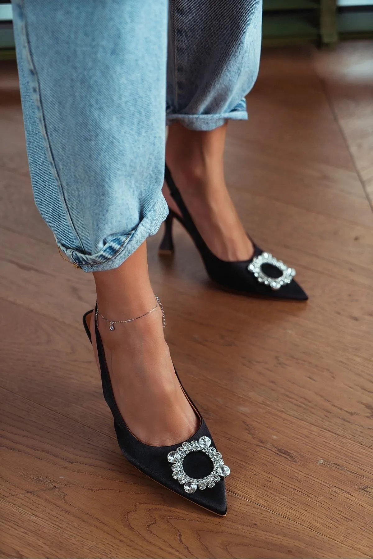 NİŞANTAŞI SHOES  Amara Damen-Schuhe mit Absatz und schwarzen Satin-Steindetails
