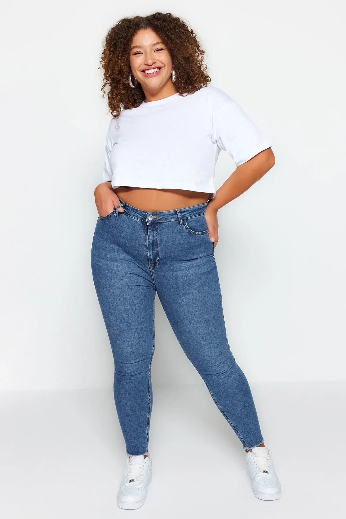 Trendyol Curve  Blaue Stretch-Röhrenjeans mit hoher Taille und Taschendetail TBBSS23CJ00018