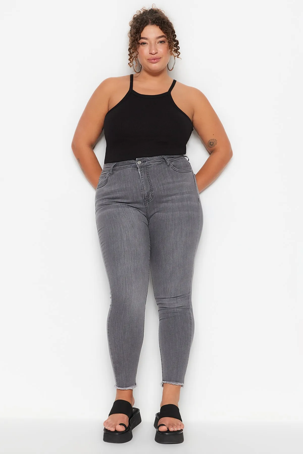 Trendyol Curve  Graue, dehnbare Skinny-Jeans mit hoher Taille und Taschendetail TBBSS23CJ00018