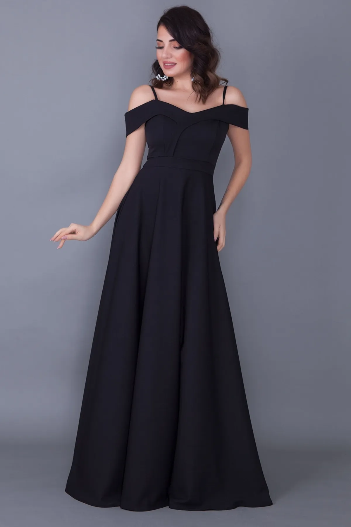 lovebox  Schwarzes Abendkleid in Übergröße mit Trägern, zweireihigem Kragen, Maxilänge und tiefen Schultern 342