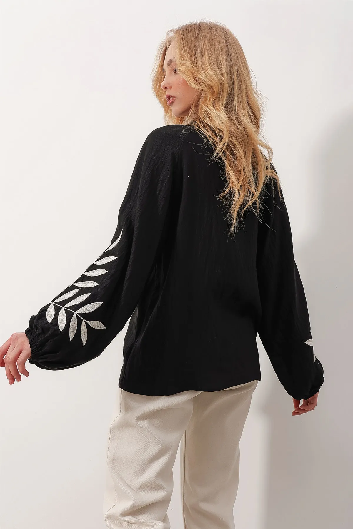 Trend Alaçatı Stili  Schwarze Damen-Übergangsbluse mit V-Ausschnitt vorne und Bindeärmeln, bestickt, Kontrast, Übergröße, ALC-X9799
