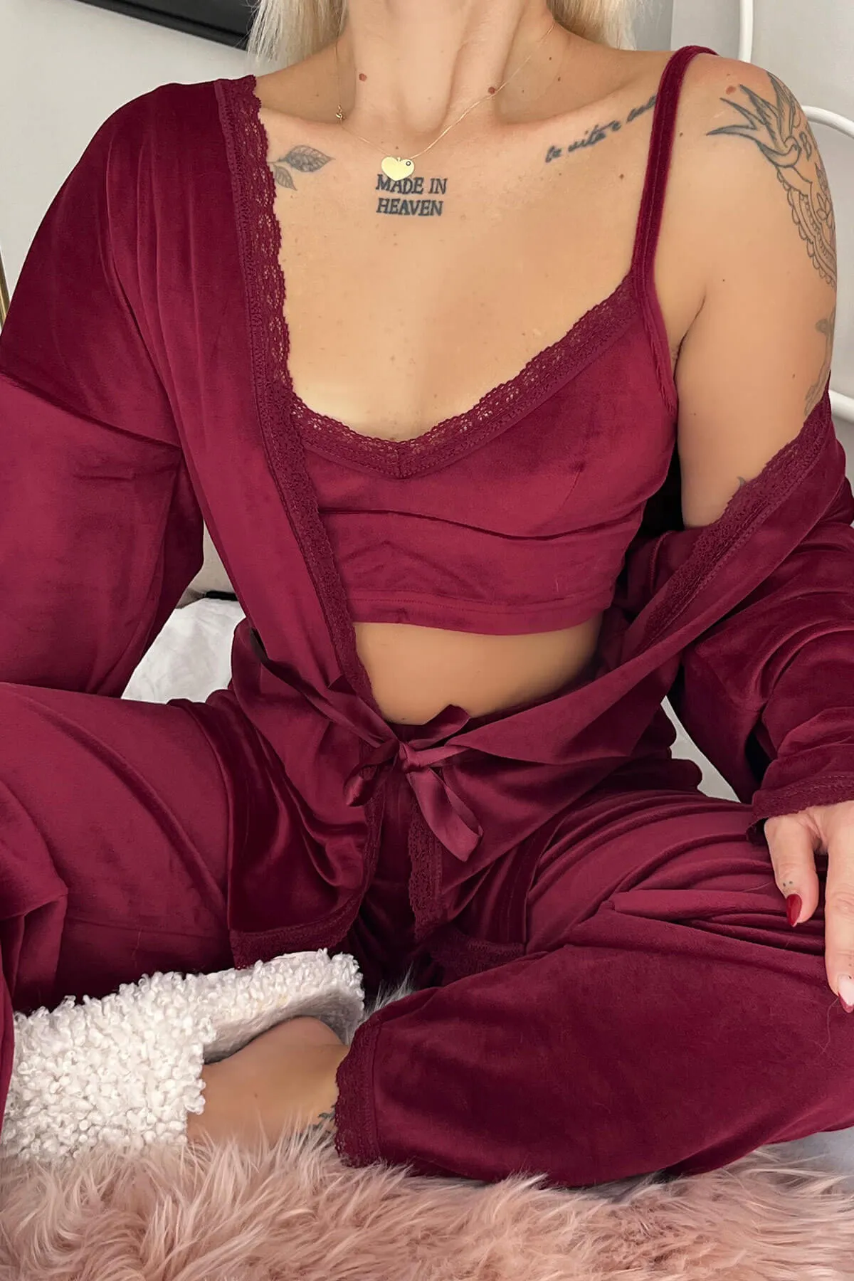Pijamaevi  Claret Red Crop Exklusives Damen-Pyjama-Set aus Samt mit Bademantel