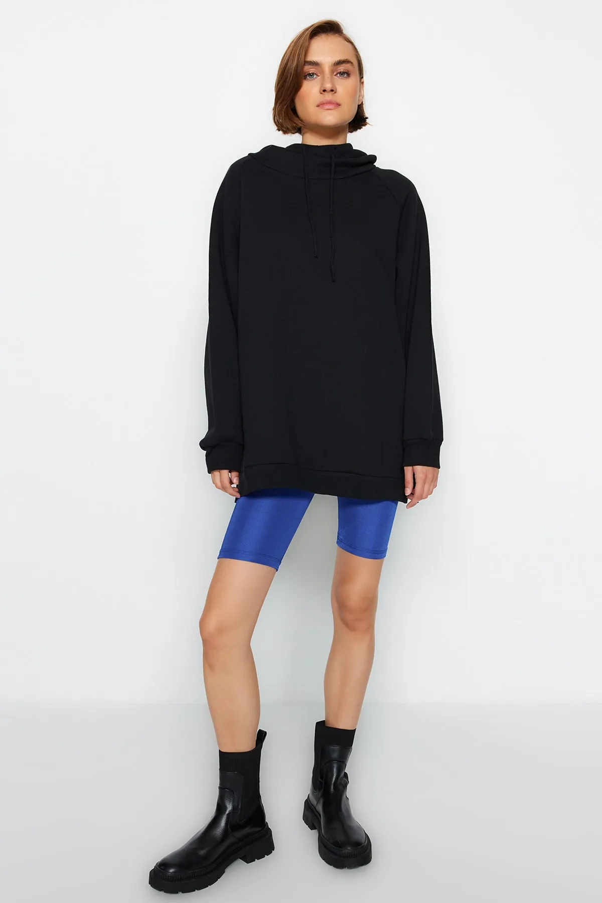 Trendyol Collection  Schwarzes Oversize-Sweatshirt aus Rippstrick mit Kapuze TWOAW23SW00439