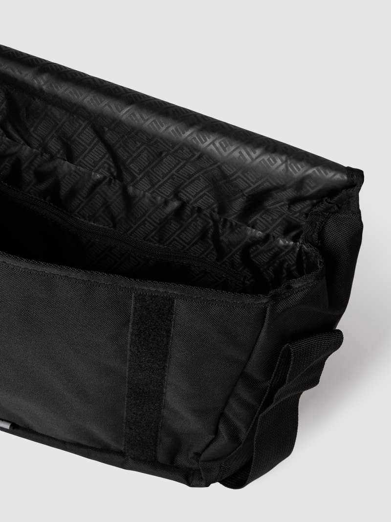 Umhängetasche mit Label-Details Modell 'Academy' in schwarz