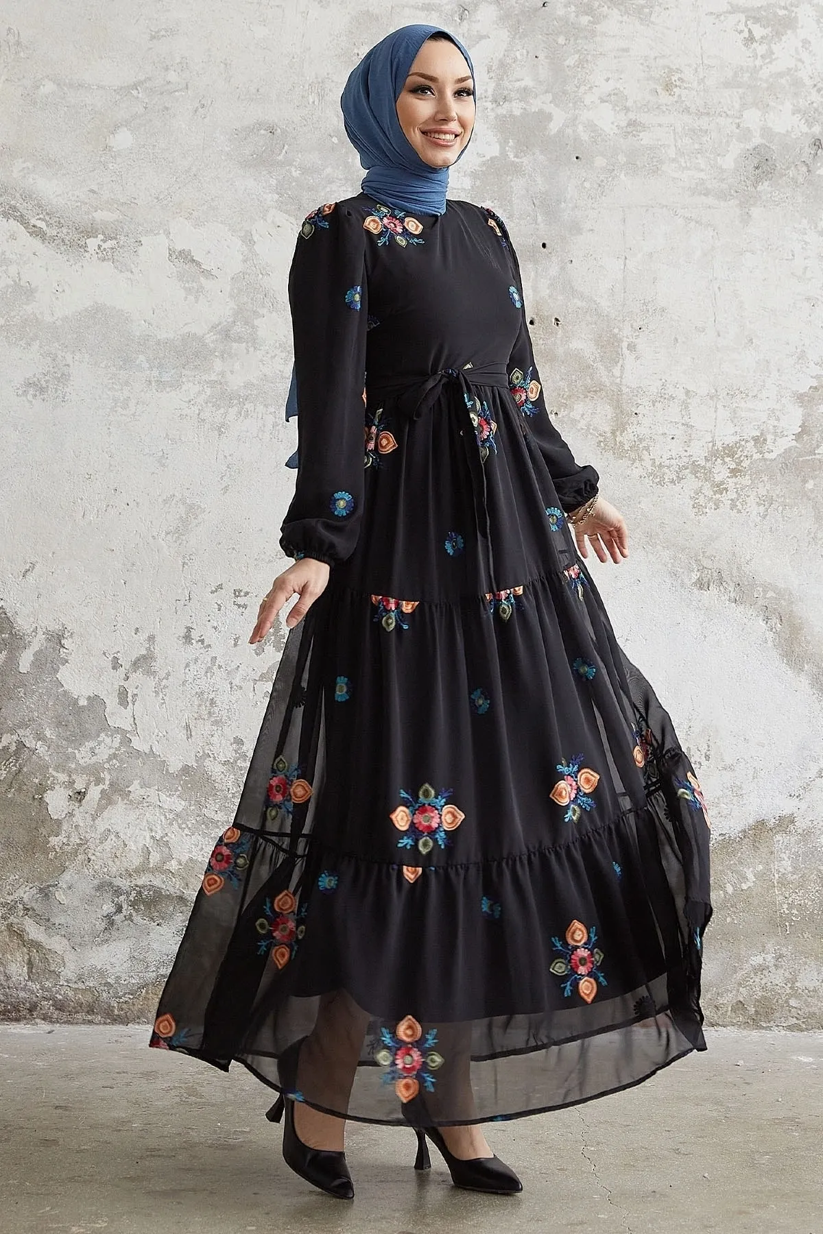 InStyle  Vanes Chiffonkleid mit Blumenstickerei – Schwarz