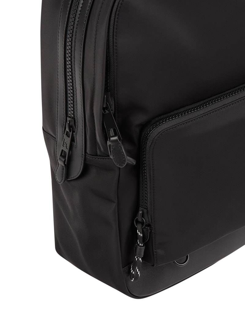 Rucksack mit Multimediafach in schwarz
